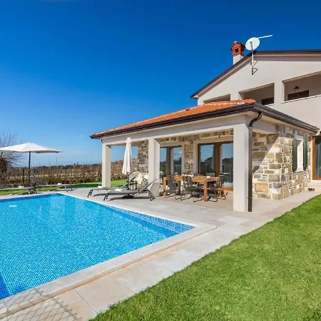 Villa Gorgeous With Pool And Terrace Surrounded By Nature Lakoselci