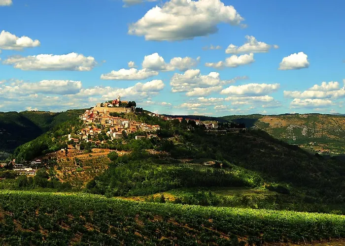 In Motovun With Private Pool And Views Lakoselci